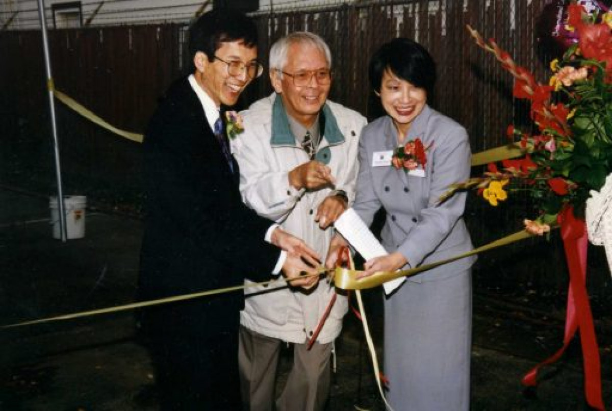 Uncle-Bob-cutting-ribbon-at-102996-event-512x344
