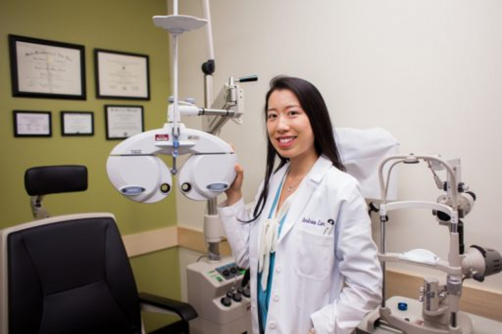 ICHS-vision-clinic-eye-exam