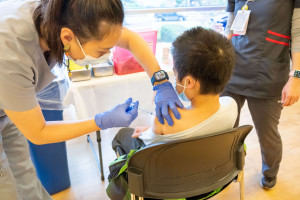 ICHS Administers COVID-19 vaccine to child